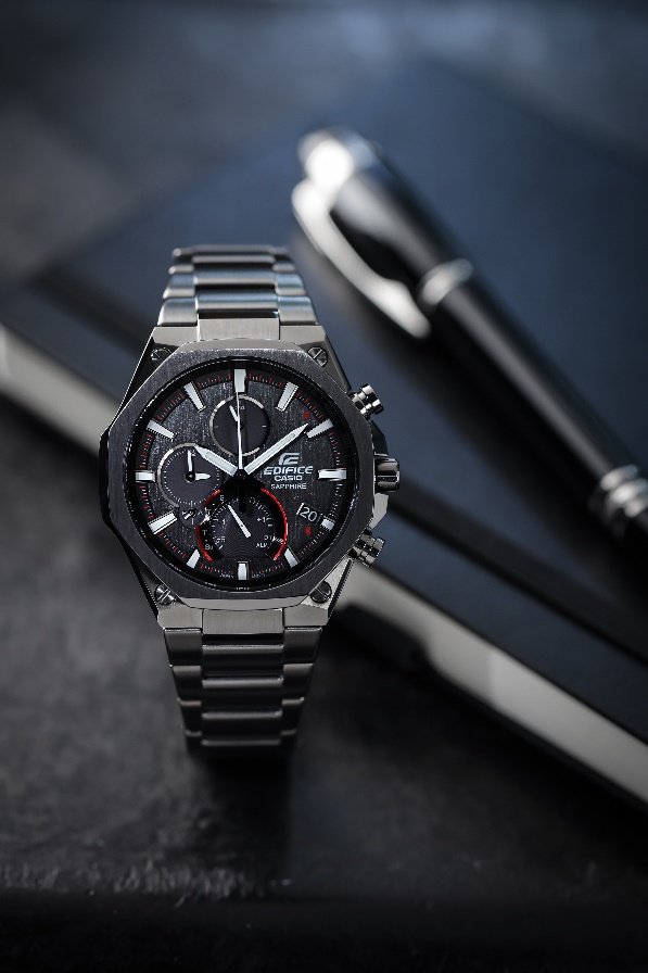 Textfeld: Der neue EQB-1100DC Chronograph ist auch in einer anthrazitfarbenen, IP-beschichteten Variante mit roten Akzenten erhältlich.
UVP: 349 EUR